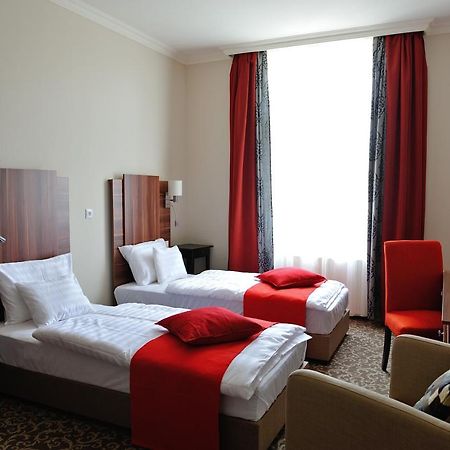 Corner Hotel & Kavehaz Dunaujvaros Bagian luar foto