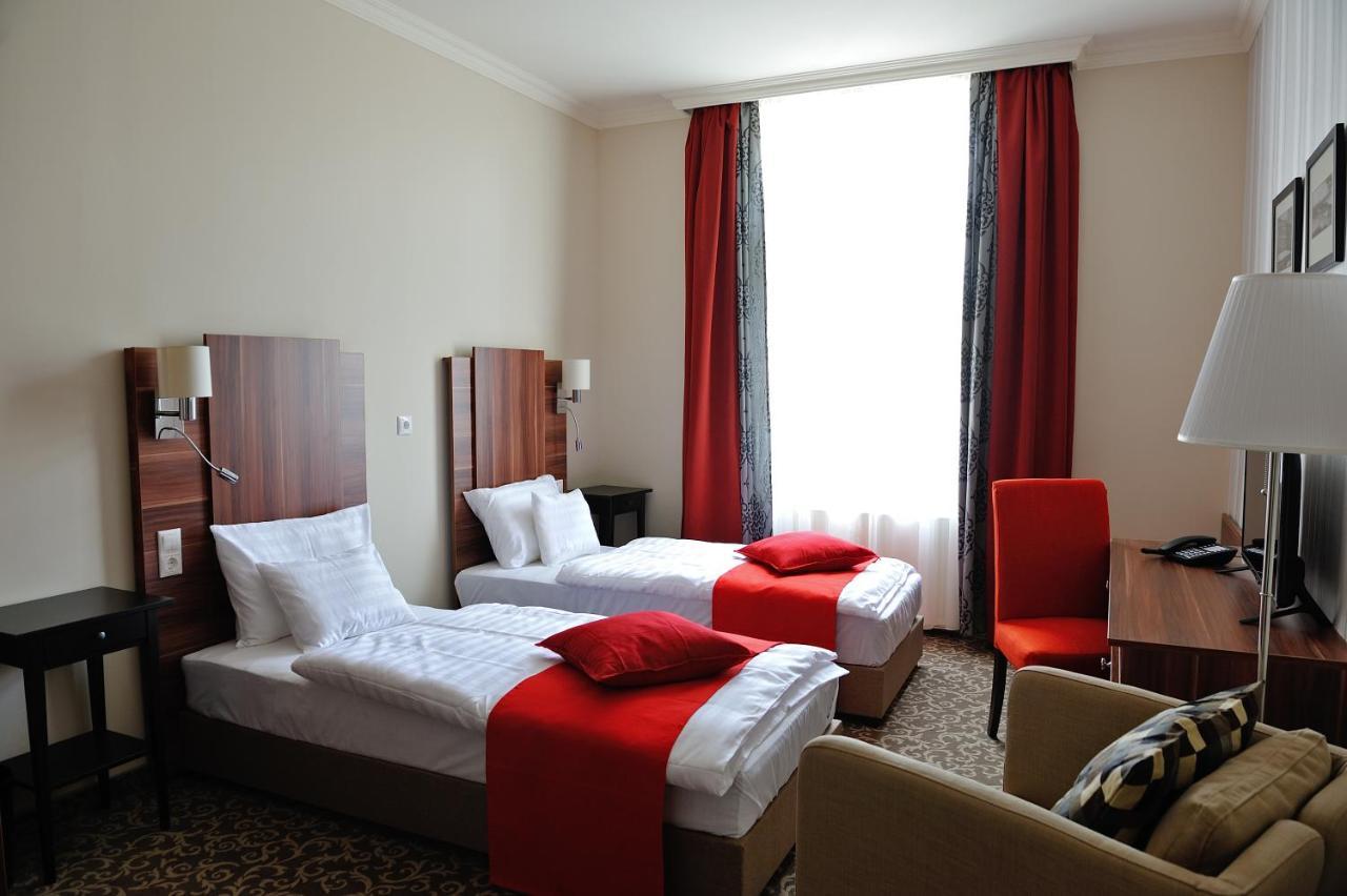 Corner Hotel & Kavehaz Dunaujvaros Bagian luar foto