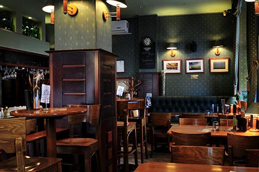 Corner Hotel & Kavehaz Dunaujvaros Bagian luar foto