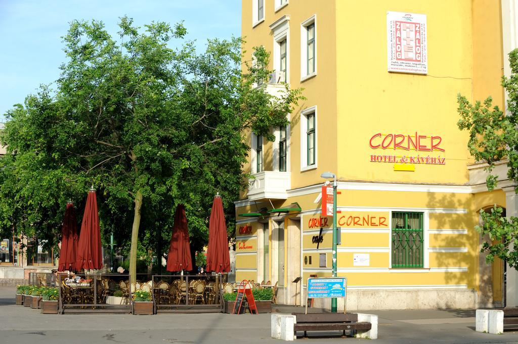 Corner Hotel & Kavehaz Dunaujvaros Bagian luar foto