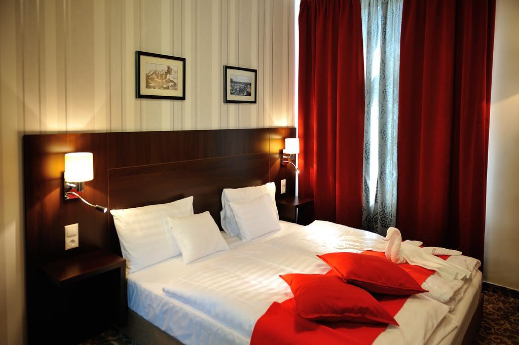 Corner Hotel & Kavehaz Dunaujvaros Bagian luar foto