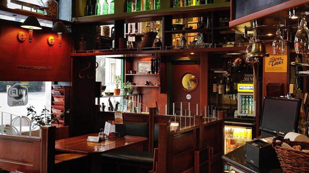Corner Hotel & Kavehaz Dunaujvaros Bagian luar foto